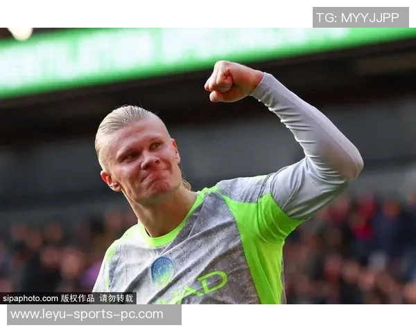 哈兰德晒曼城配色圣诞帽庆祝照为2025年胜利收官添彩